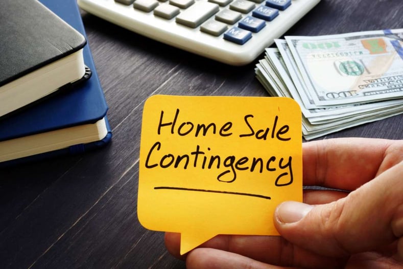 Realtor holds home sale contingency memo sign