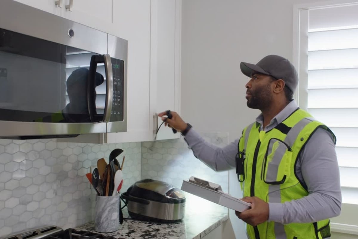 A licensed professional FHA appraiser inspecting the interior of a home, demonstrating FHA appraisal requirements in Texas.