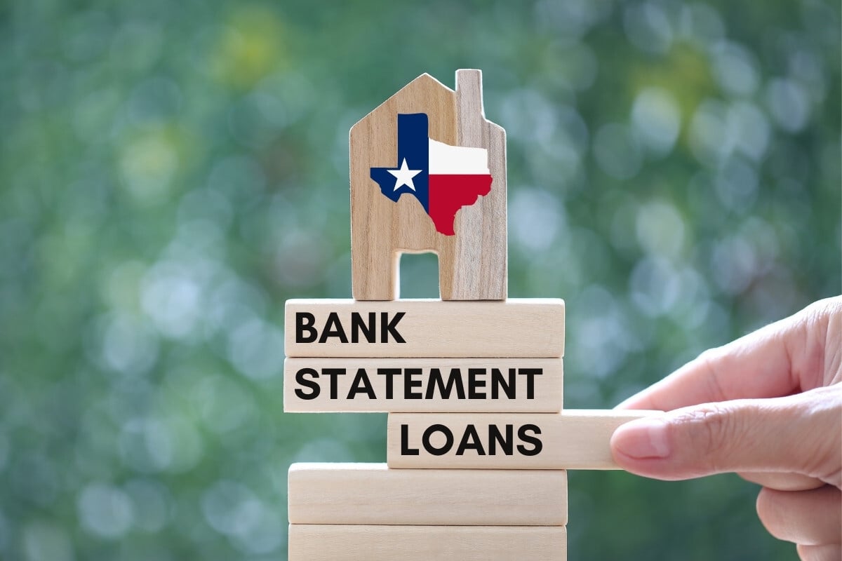 Wooden house icon with the Texas flag placed on blocks labeled “bank statement loans,” representing Texas mortgage lenders that accept bank statement loans